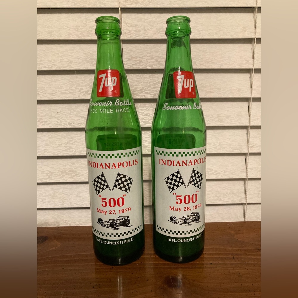 Lot of 2 Vintage 7 Up Glass Bottles Special Indy 500 Series from 1978 🏁